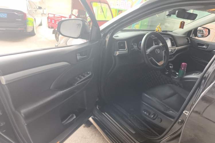 Used Toyota Highlander 2018 2.0T Four-Wheel Drive Luxury Edition 7 Seats China V Emission Standard Driver Seat