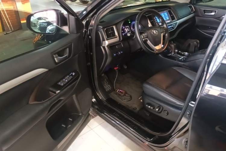 Used Toyota Highlander 2018 2.0T Four-Wheel Drive Luxury Version 7 Seats China VI Standard Driver Seat