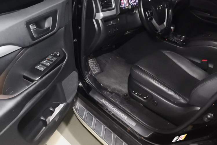 Used Toyota Highlander 2018 2.0T Two-Wheel Drive Luxury Edition 7 Seats China VI Standard Driver Seat