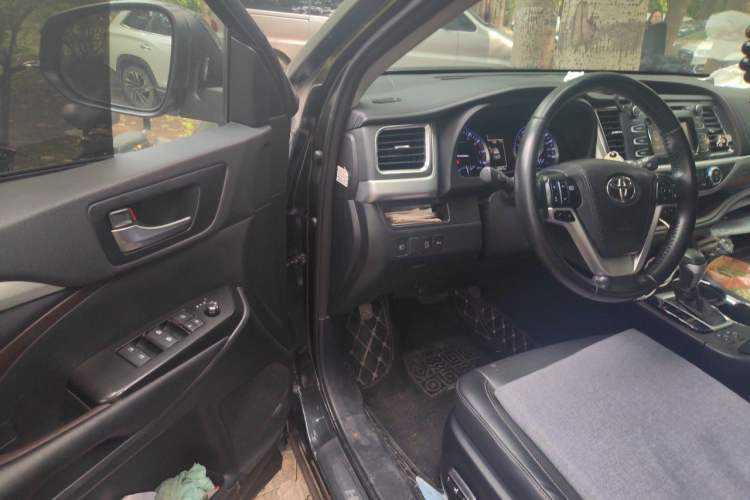 Used Toyota Highlander 2018 2.0T Four-Wheel Drive Luxury Edition 7 Seats China V Emission Standard Driver Seat