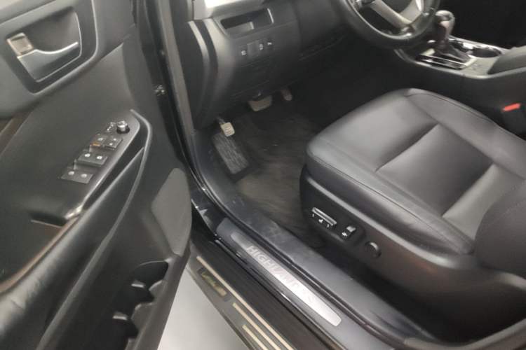 Used Toyota Highlander 2018 2.0T Four-Wheel Drive Luxury Version 7 Seats China VI Standard Driver Seat