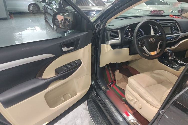 Used Toyota Highlander 2018 2.0T Four-Wheel Drive Luxury Edition 7 Seats China V Emission Standard Driver Seat