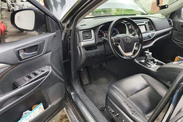 Used Toyota Highlander 2018 2.0T Four-Wheel Drive Luxury Edition 7 Seats China V Emission Standard Driver Seat