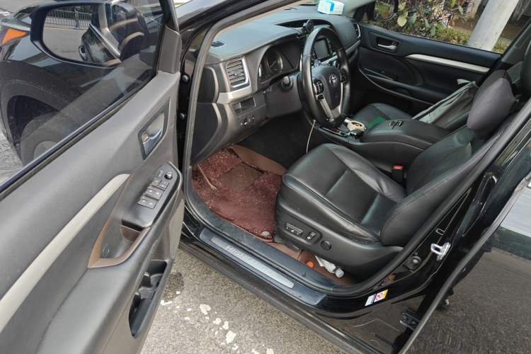 Used Toyota Highlander 2018 2.0T Two-Wheel Drive Luxury Edition 7 Seats China VI Standard Driver Seat