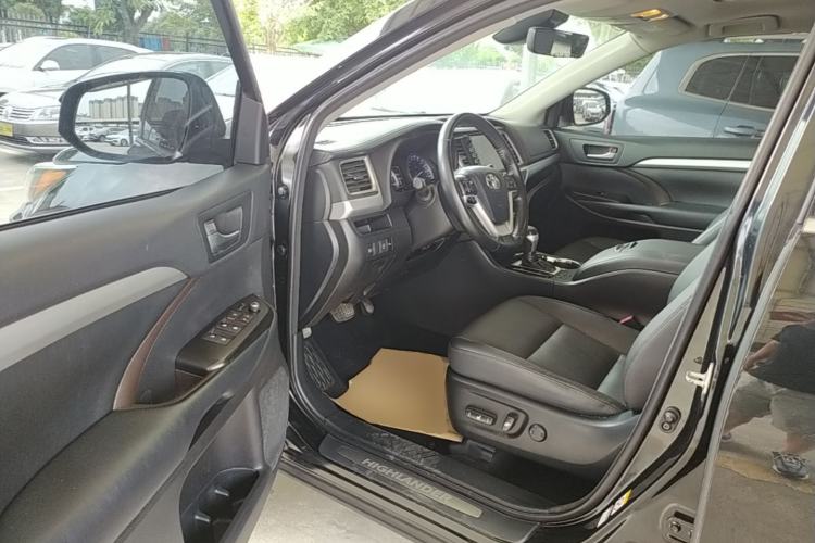 Used Toyota Highlander 2018 2.0T Four-Wheel Drive Luxury Edition 7 Seats China V Emission Standard Driver Seat