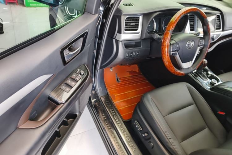 Used Toyota Highlander 2018 2.0T Four-Wheel Drive Luxury Version 7 Seats China VI Standard Driver Seat