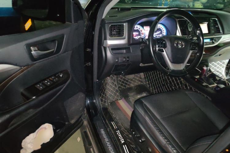 Used Toyota Highlander 2018 2.0T Four-Wheel Drive Luxury Edition 7 Seats China V Emission Standard Driver Seat