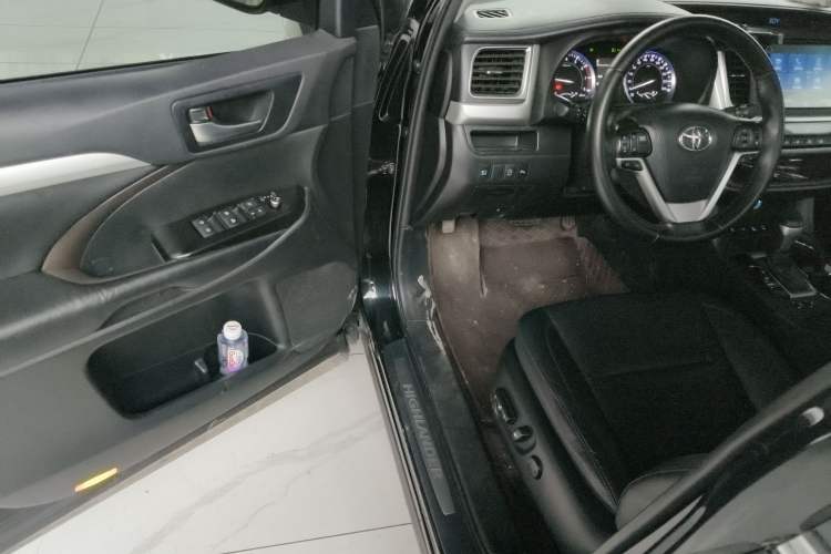 Used Toyota Highlander 2018 2.0T Four-Wheel Drive Luxury Version 7 Seats China VI Standard Driver Seat