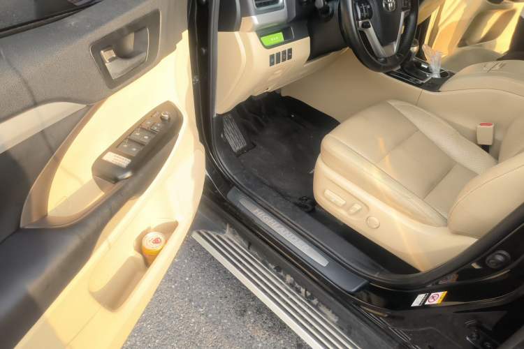 Used Toyota Highlander 2018 2.0T Four-Wheel Drive Luxury Version 7 Seats China VI Standard Driver Seat