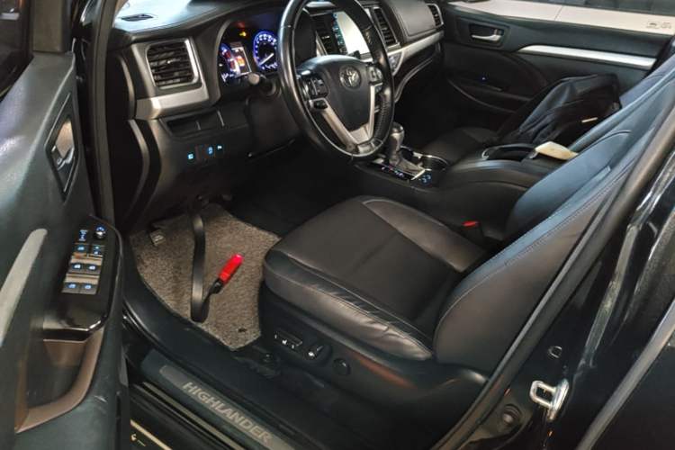 Used Toyota Highlander 2018 2.0T Four-Wheel Drive Luxury Version 7 Seats China VI Standard Driver Seat