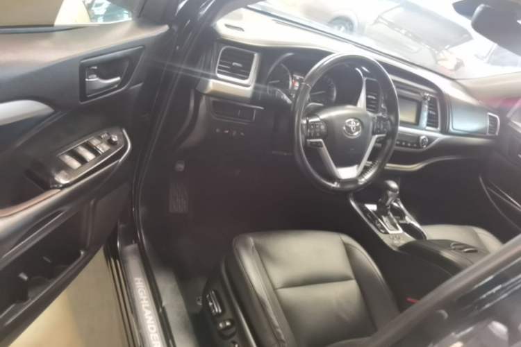 Used Toyota Highlander 2018 2.0T Four-Wheel Drive Luxury Version 7 Seats China VI Standard Driver Seat