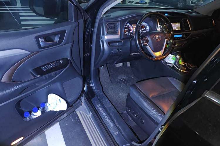 Used Toyota Highlander 2018 2.0T Four-Wheel Drive Luxury Version 7 Seats China VI Standard Driver Seat