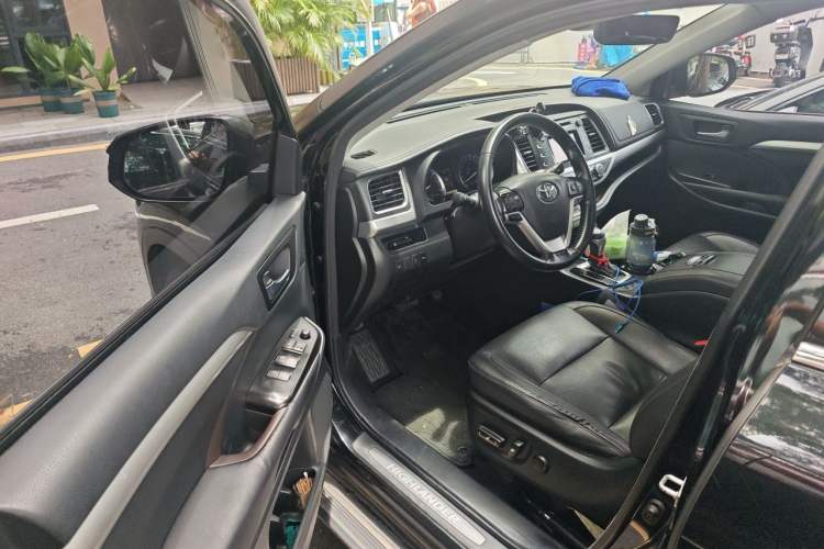 Used Toyota Highlander 2018 2.0T Four-Wheel Drive Luxury Edition 7 Seats China V Emission Standard Driver Seat