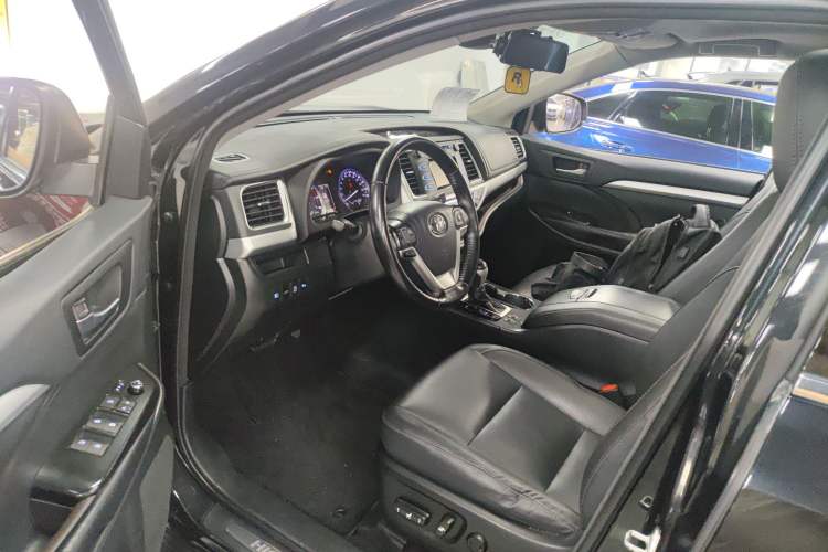 Used Toyota Highlander 2018 2.0T Two-Wheel Drive Luxury Edition 7 Seats China VI Standard Driver Seat