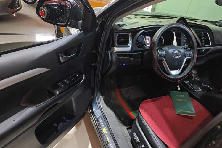 Used Toyota Highlander 2018 2.0T Four-Wheel Drive Luxury Edition 7 Seats China V Emission Standard Driver Seat