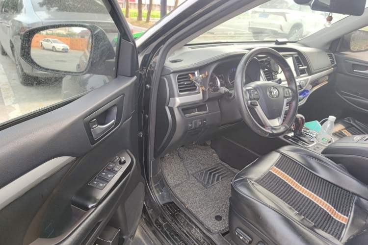 Used Toyota Highlander 2018 2.0T Four-Wheel Drive Luxury Version 7 Seats China VI Standard Driver Seat