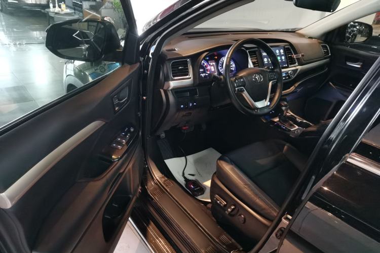 Used Toyota Highlander 2018 2.0T Four-Wheel Drive Luxury Edition 7 Seats China V Emission Standard Driver Seat