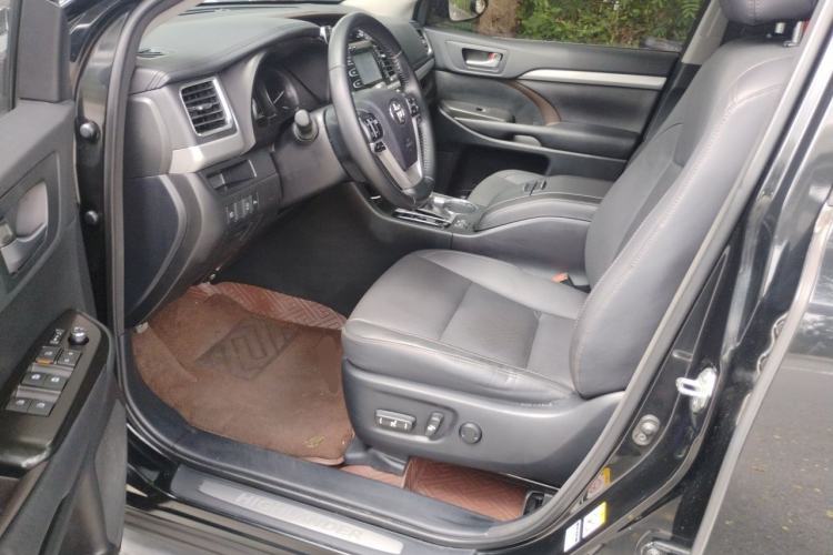 Used Toyota Highlander 2018 2.0T Two-Wheel-Drive Luxury Edition 7 Seats Emission Standard China V Driver Seat