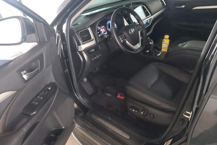 Used Toyota Highlander 2018 2.0T Four-Wheel Drive Luxury Version 7 Seats China VI Standard Driver Seat