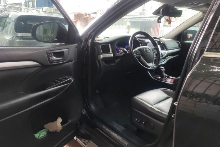 Used Toyota Highlander 2018 2.0T Two-Wheel-Drive Luxury Edition 7 Seats Emission Standard China V Driver Seat