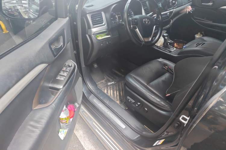 Used Toyota Highlander 2018 2.0T Four-Wheel Drive Luxury Version 7 Seats China VI Standard Driver Seat