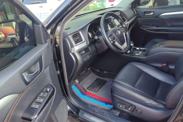 Used Toyota Highlander 2018 2.0T Four-Wheel Drive Luxury Edition 7 Seats China V Emission Standard Driver Seat