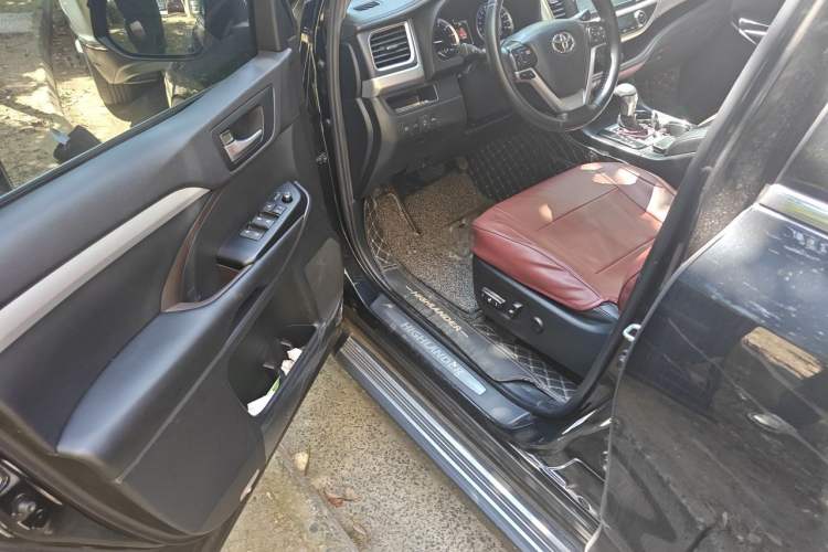 Used Toyota Highlander 2018 2.0T Four-Wheel Drive Luxury Version 7 Seats China VI Standard Driver Seat