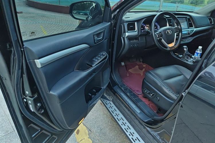 Used Toyota Highlander 2018 2.0T Two-Wheel Drive Prestige Version 7 Seats China V Emission Standard Driver Seat