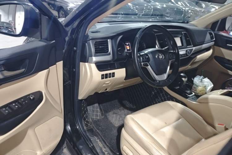 Used Toyota Highlander 2018 2.0T Four-Wheel Drive Luxury Edition 7 Seats China V Emission Standard Driver Seat