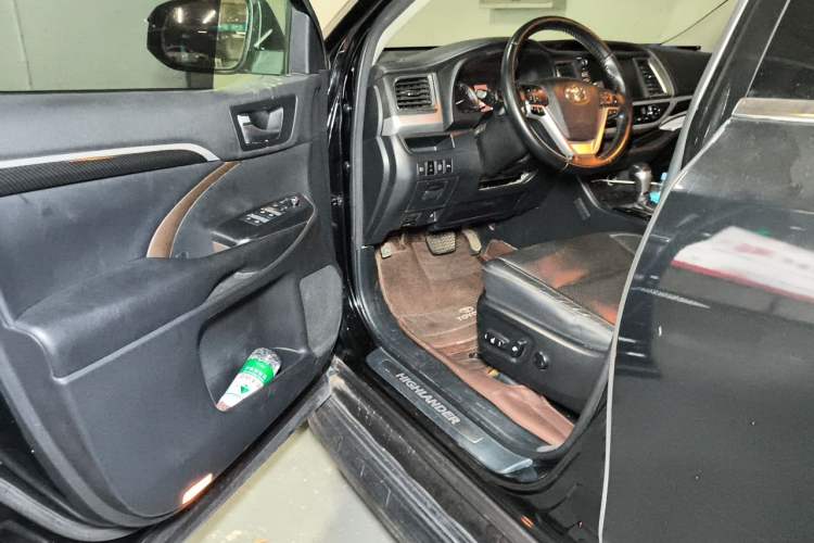 Used Toyota Highlander 2018 2.0T Four-Wheel Drive Luxury Edition 7 Seats China V Emission Standard Driver Seat