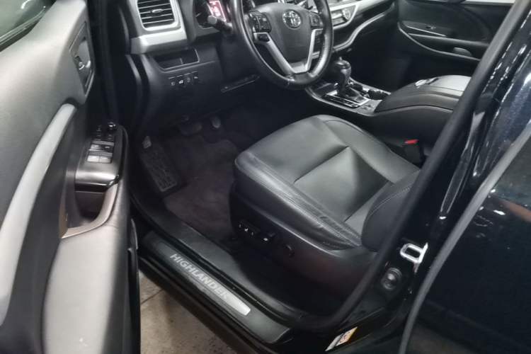 Used Toyota Highlander 2018 2.0T Four-Wheel Drive Prestige Version 7 Seats China VI Standard Driver Seat