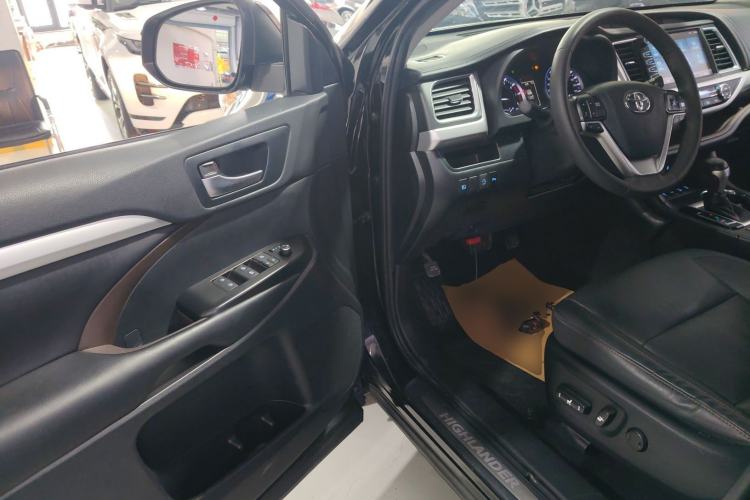 Used Toyota Highlander 2018 2.0T Four-Wheel Drive Luxury Version 7 Seats China VI Standard Driver Seat