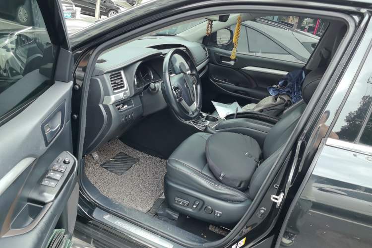 Used Toyota Highlander 2018 2.0T Two-Wheel Drive Prestige Version 7 Seats China V Emission Standard Driver Seat