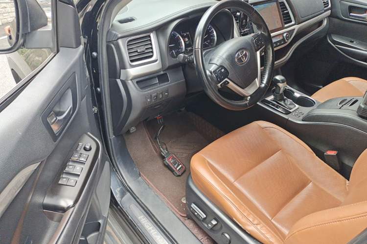 Used Toyota Highlander 2018 2.0T Four-Wheel Drive Knight Edition 7 Seats China VI Standard Driver Seat