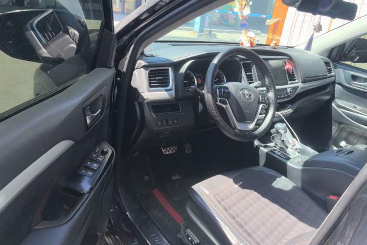 Used Toyota Highlander 2018 2.0T Four-Wheel Drive Luxury Version 7 Seats China VI Standard Driver Seat