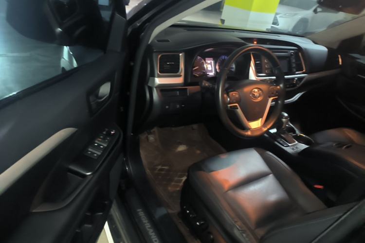 Used Toyota Highlander 2018 2.0T Four-Wheel Drive Luxury Version 7 Seats China VI Standard Driver Seat