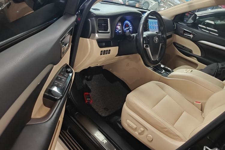 Used Toyota Highlander 2018 2.0T Four-Wheel Drive Luxury Edition 7 Seats China V Emission Standard Driver Seat
