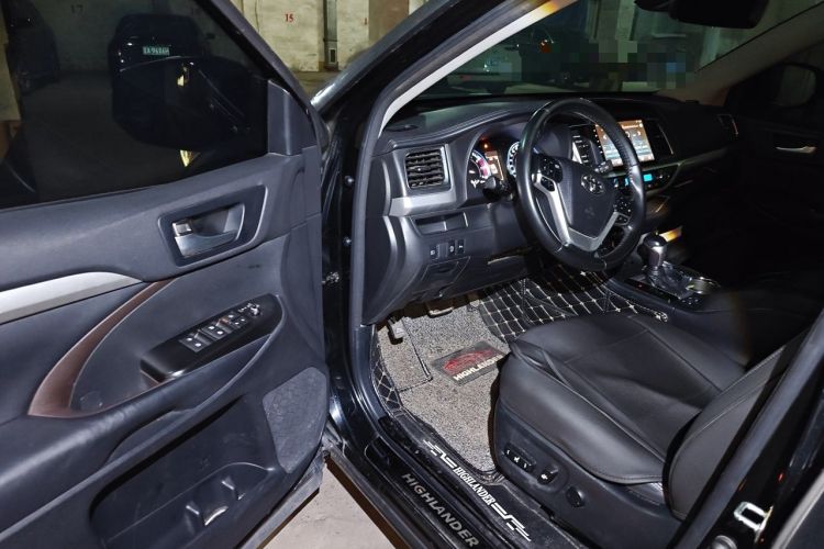 Used Toyota Highlander 2018 2.0T Four-Wheel Drive Luxury Edition 7 Seats China V Emission Standard Driver Seat