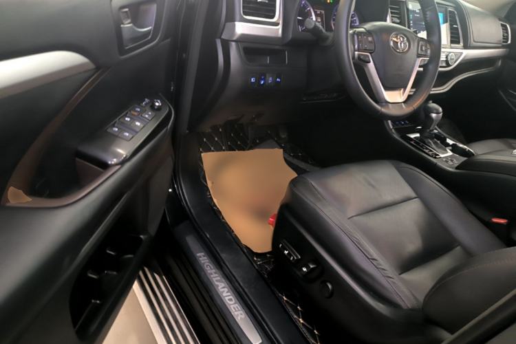 Used Toyota Highlander 2018 2.0T Four-Wheel Drive Luxury Edition 7 Seats China V Emission Standard Driver Seat