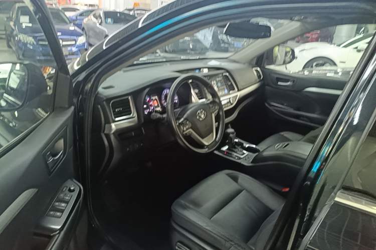 Used Toyota Highlander 2018 2.0T Two-Wheel Drive Luxury Edition 7 Seats China VI Standard Driver Seat