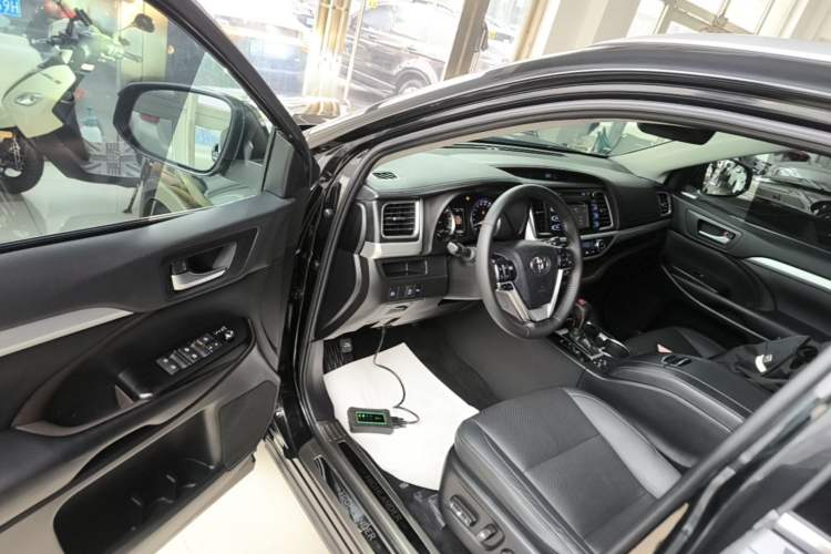 Used Toyota Highlander 2018 2.0T Four-Wheel Drive Luxury Version 7 Seats China VI Standard Driver Seat