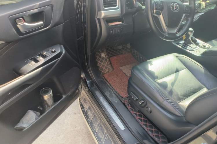 Used Toyota Highlander 2018 2.0T Four-Wheel Drive Luxury Edition 7 Seats China V Emission Standard Driver Seat