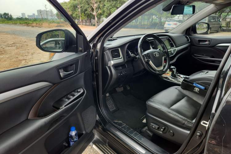 Used Toyota Highlander 2018 2.0T Two-Wheel-Drive Luxury Edition 7 Seats Emission Standard China V Driver Seat