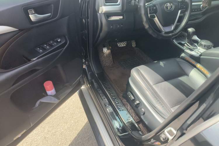 Used Toyota Highlander 2018 2.0T Four-Wheel Drive Luxury Edition 7 Seats China V Emission Standard Driver Seat