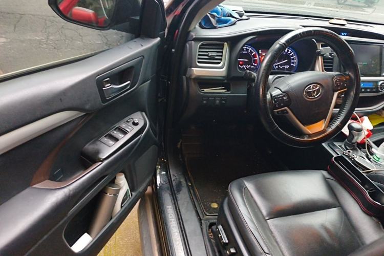 Used Toyota Highlander 2018 2.0T Four-Wheel Drive Luxury Edition 7 Seats China V Emission Standard Driver Seat