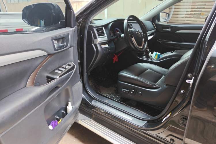 Used Toyota Highlander 2018 2.0T Four-Wheel Drive Luxury Version 7 Seats China VI Standard Driver Seat