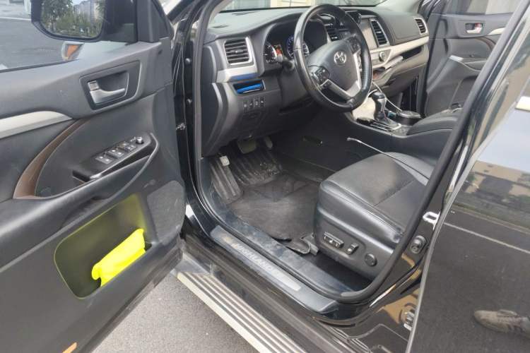 Used Toyota Highlander 2018 2.0T Two-Wheel Drive Prestige Version 7 Seats China V Emission Standard Driver Seat
