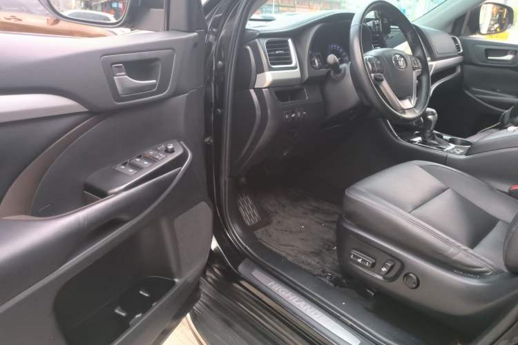 Used Toyota Highlander 2018 2.0T Four-Wheel Drive Luxury Version 7 Seats China VI Standard Driver Seat