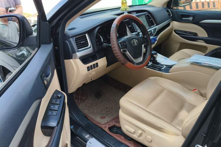 Used Toyota Highlander 2018 2.0T Four-Wheel Drive Luxury Edition 7 Seats China V Emission Standard Driver Seat