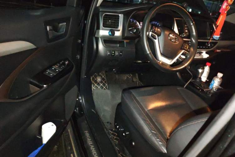 Used Toyota Highlander 2018 2.0T Four-Wheel Drive Luxury Version 7 Seats China VI Standard Driver Seat